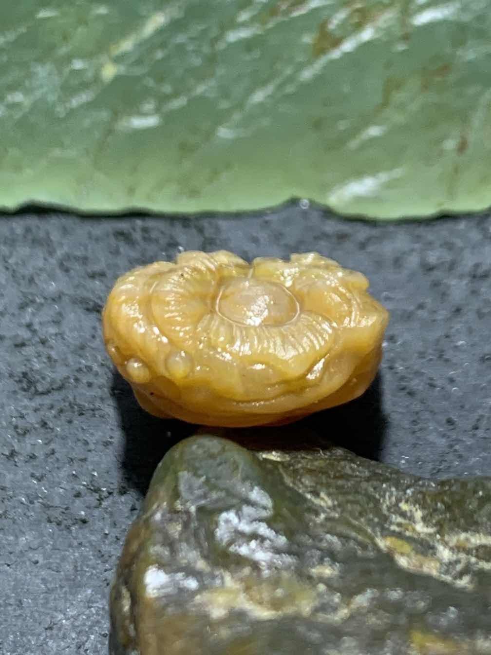 精美亚光高玉化战国红玛瑙手工雕刻醒狮小珠子（吊坠）一个！