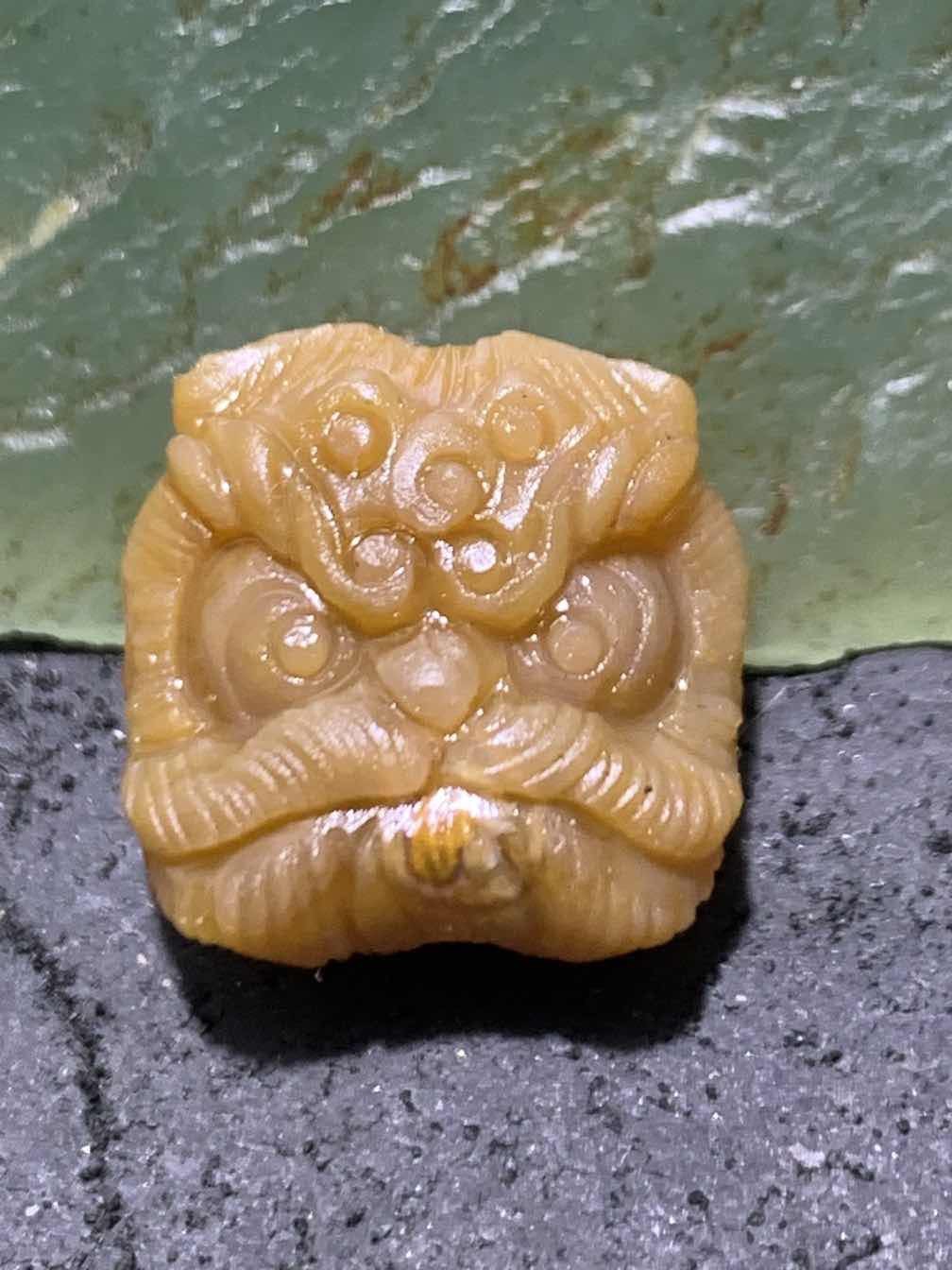 精美亚光高玉化战国红玛瑙手工雕刻醒狮小珠子（吊坠）一个！