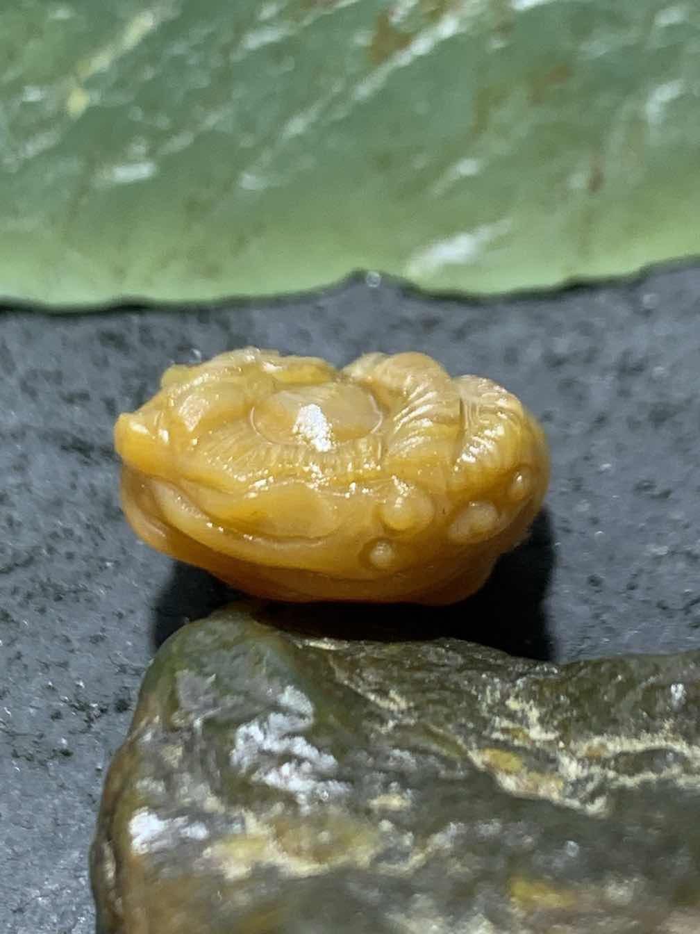 精美亚光高玉化战国红玛瑙手工雕刻醒狮小珠子（吊坠）一个！