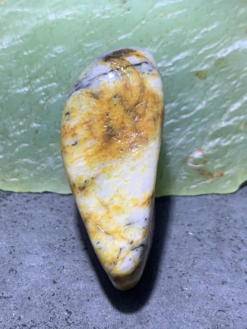 精美和田玉青花洒金皮独籽一颗，