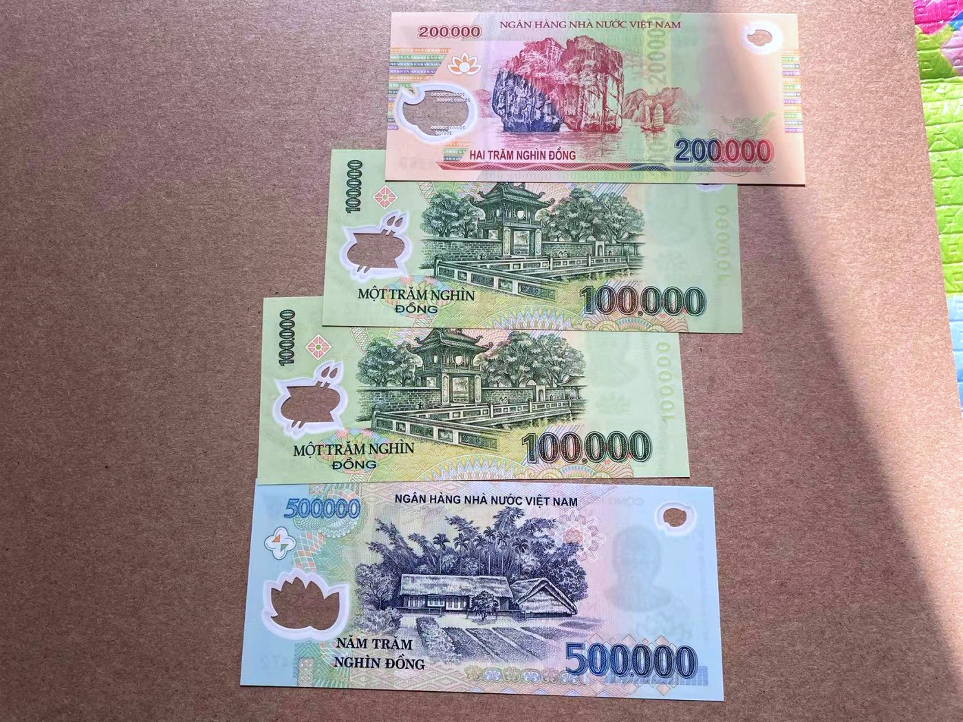 【Blue Auction】✨世界纸币精拍第402期【精】 【一组4张】越南10万-50万盾 塑料钞一组 全新UNC