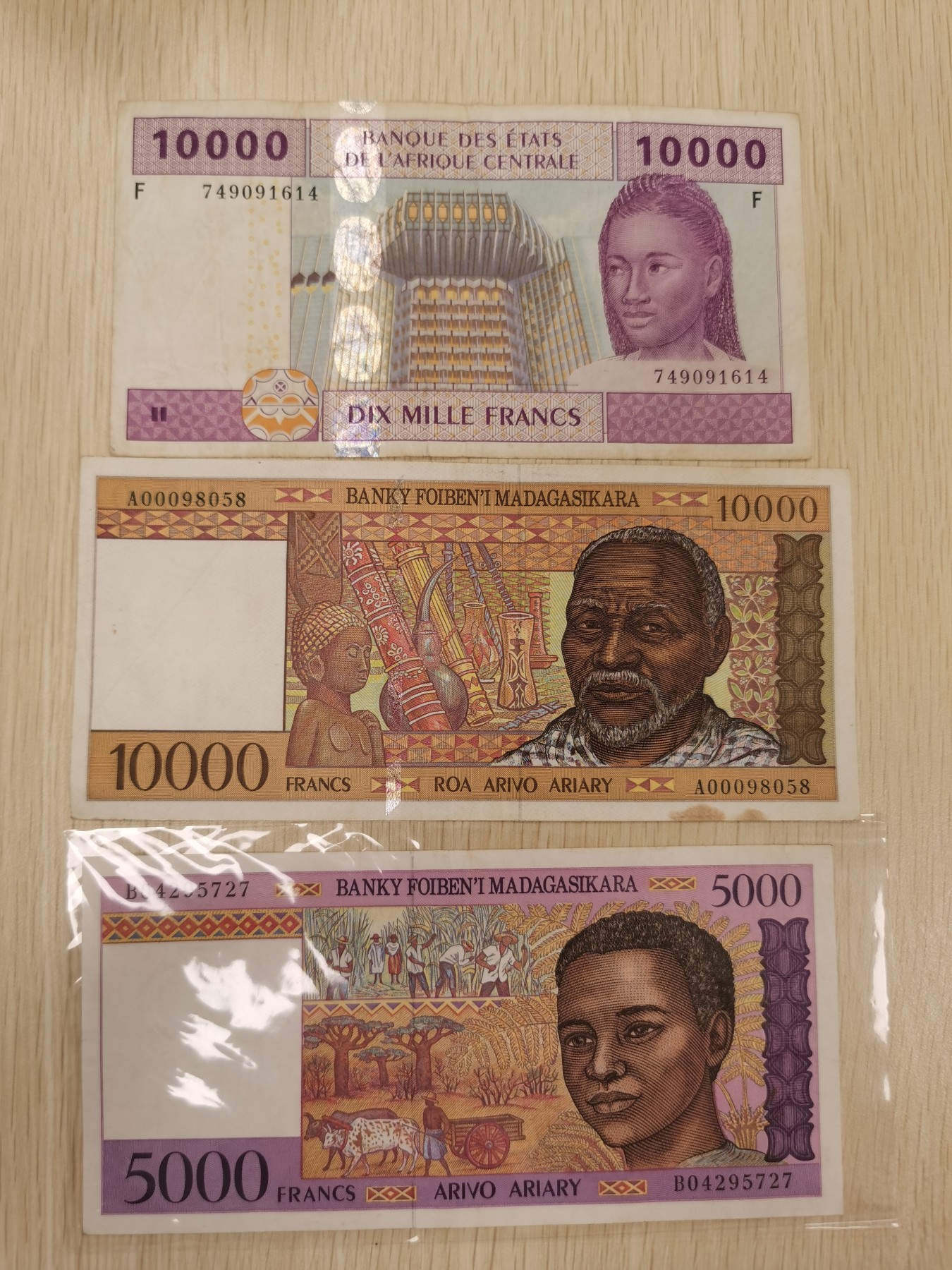 Inmortal auction 旧钞场（本期全旧品相） 非洲3张，颜色鲜艳，旧