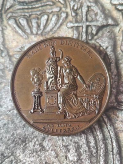 1832 年阿姆斯特丹大学两百周年铜章，直径 52mm。巧克力色表面呈现非常好的镜面效果，微雕的雅典娜、猫头鹰和荷兰国徽清晰可辨，极好品。 - 1832 年阿姆斯特丹大学两百周年铜章，直径 52mm。巧克力色表面呈现非常好的镜面效果，微雕的雅典娜、猫头鹰和荷兰国徽清晰可辨，极好品。