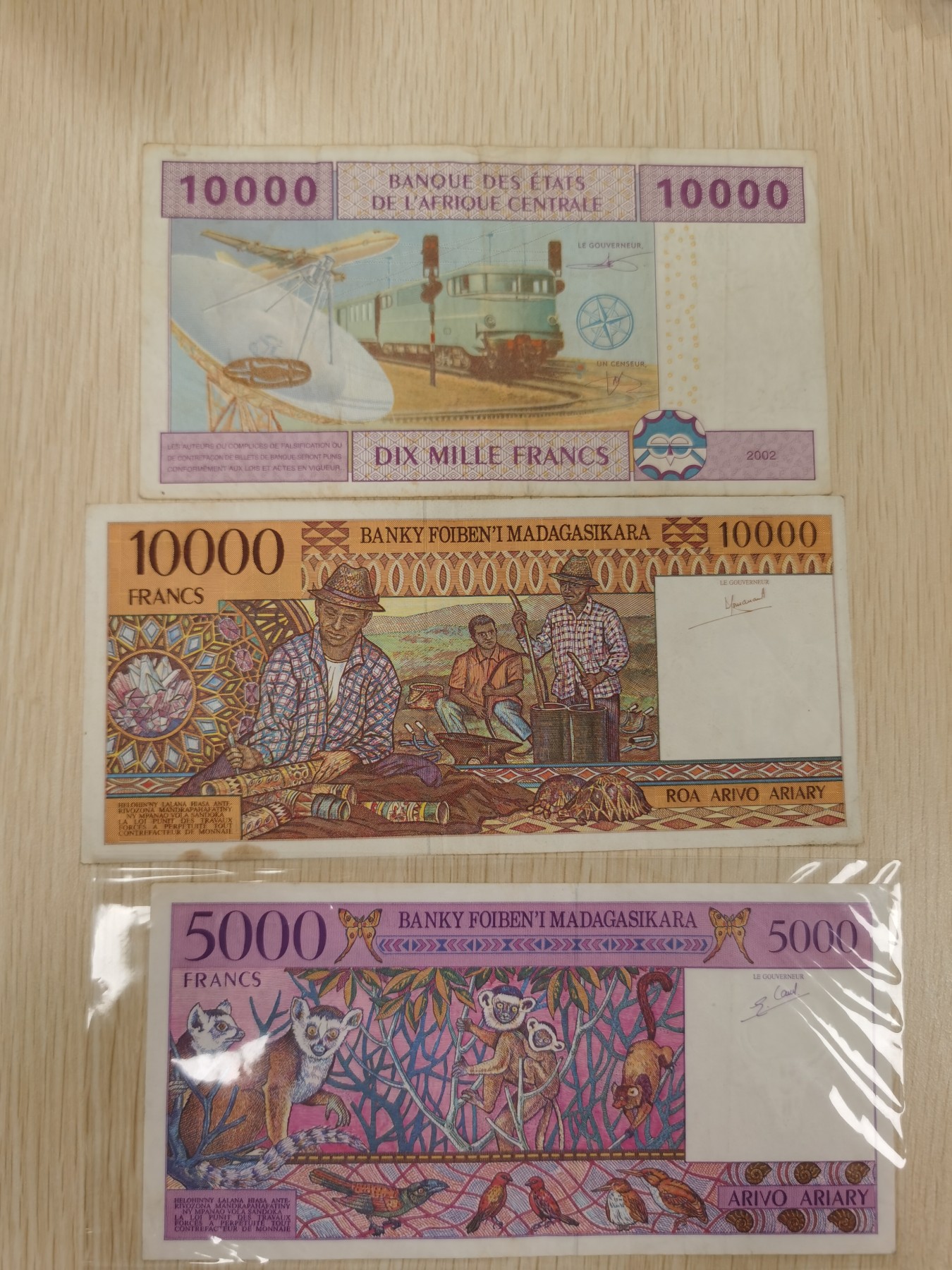 Inmortal auction 旧钞场（本期全旧品相） 非洲3张，颜色鲜艳，旧