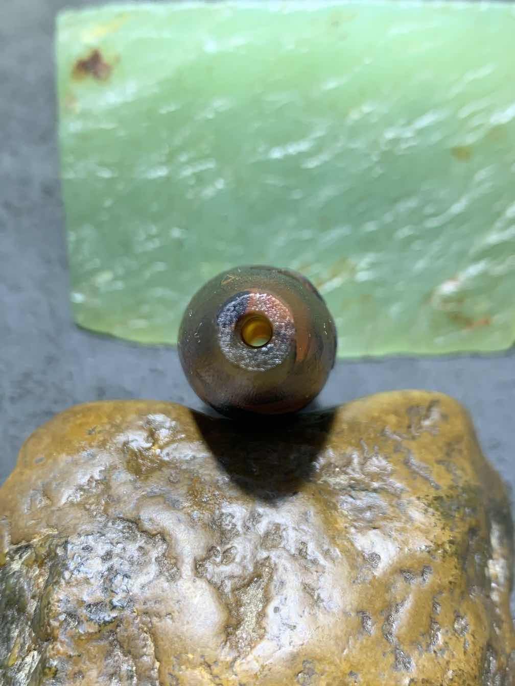 精美亚光高玉化巴西玛瑙手工俏色巧雕青灯古佛，意境大桶珠一个，