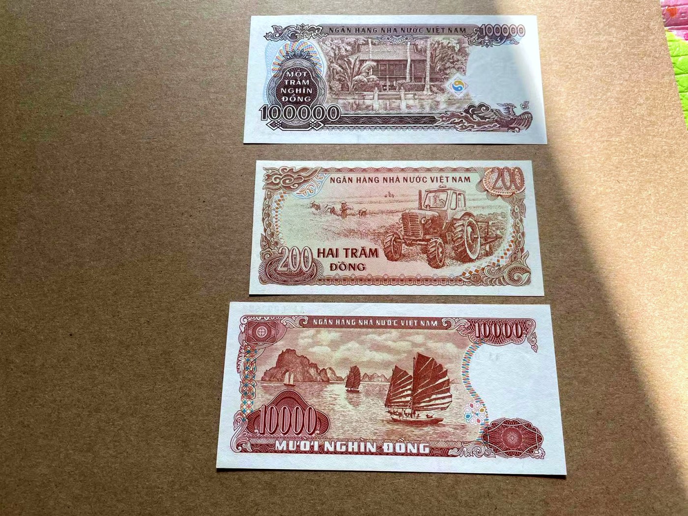 【Blue Auction】✨世界纸币精拍第402期【精】 【一组3张】越南200-10万盾 全新UNC&1万盾样钞 UNC- （轻微点钞痕）