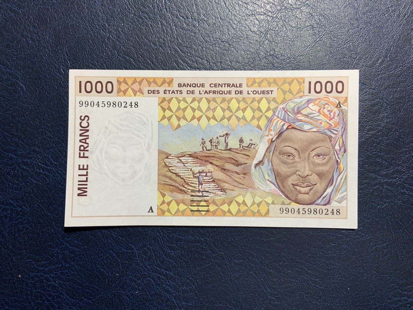 收藏联盟Quantum Auction 第309期拍卖  西非科特迪瓦2002年1000法郎 品相UNC 角微瑕 细节如图