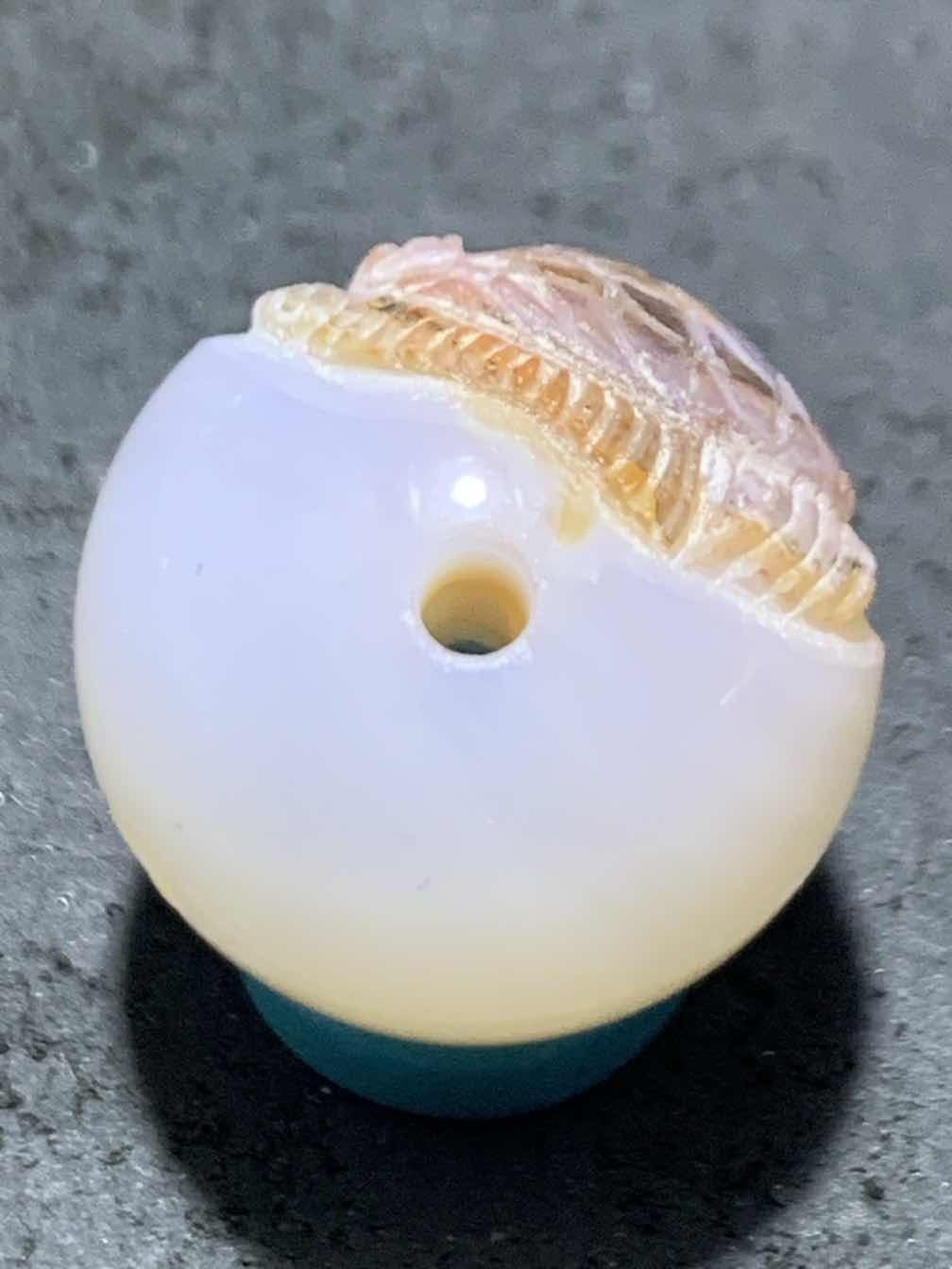 精美高玉化亚光海洋玉髓手工俏色巧雕红鲤鱼，莲花意境圆珠一个！