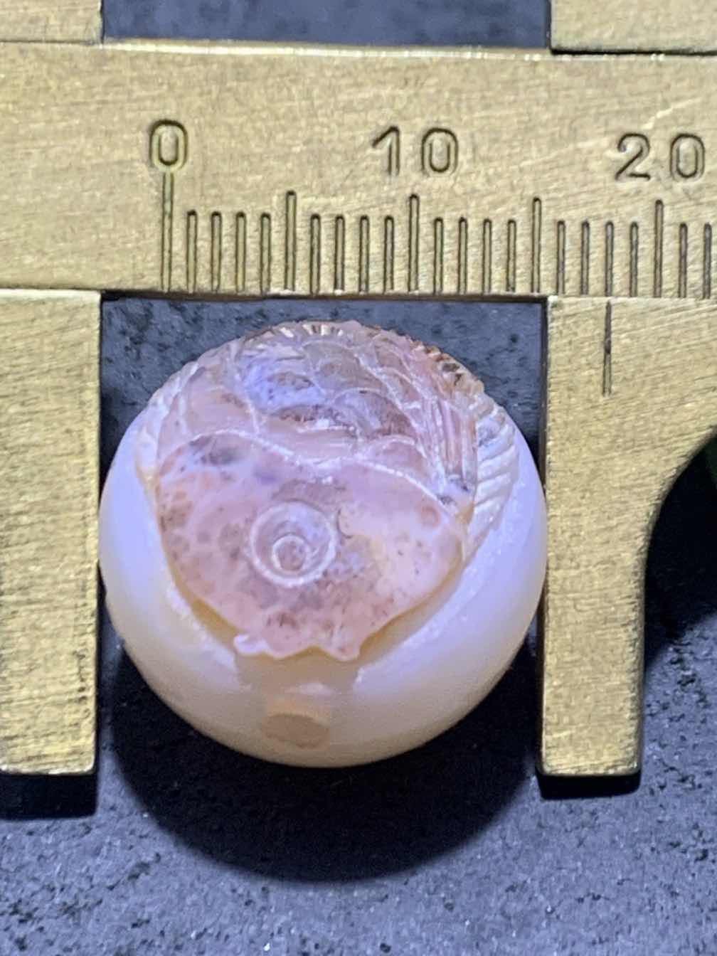精美高玉化亚光海洋玉髓手工俏色巧雕红鲤鱼，莲花意境圆珠一个！
