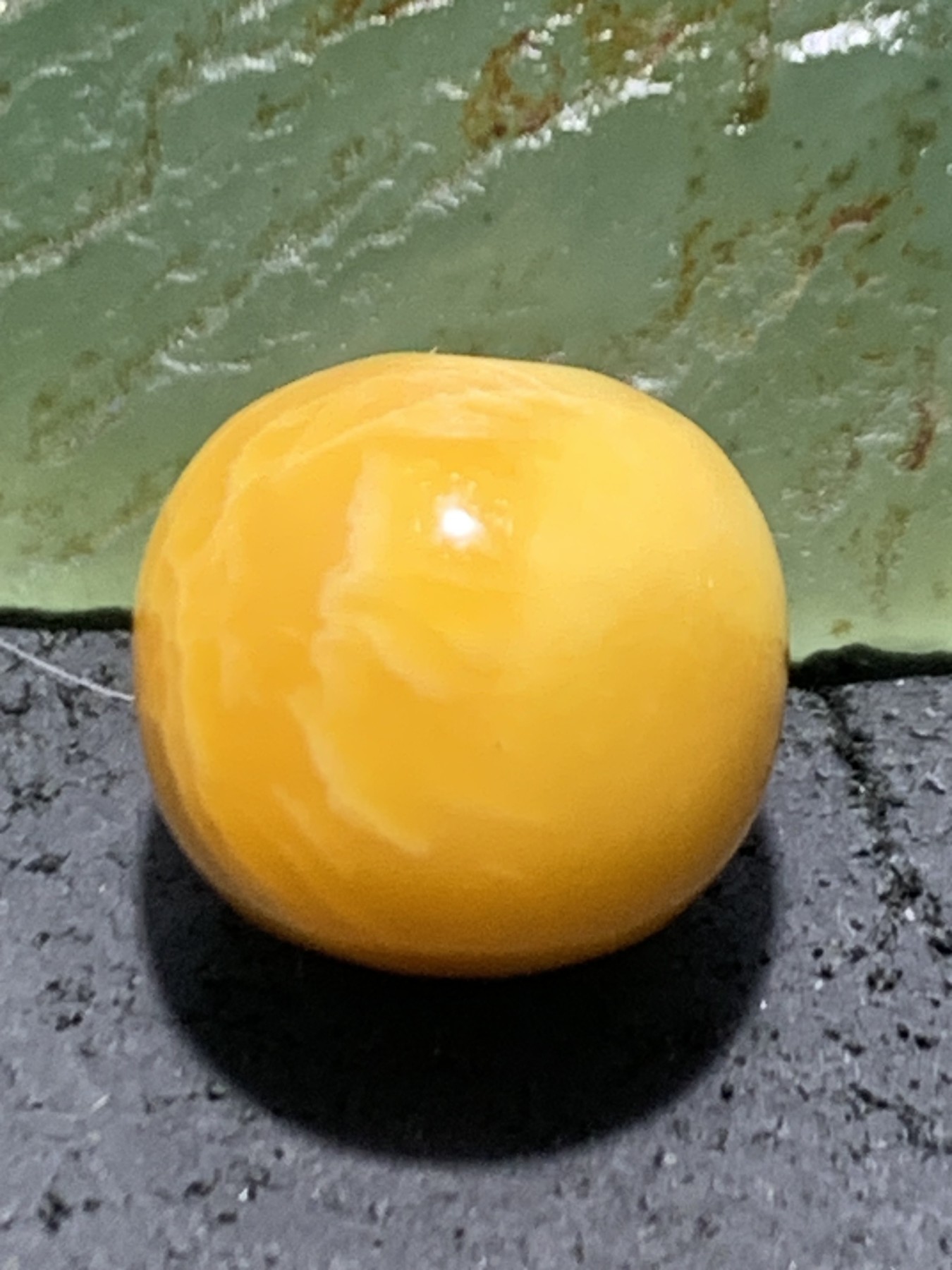 精美高玉化缅甸黄玉老形桶珠一颗