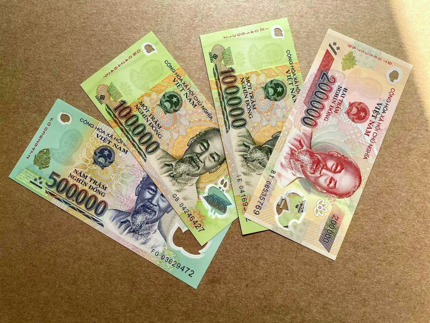 【Blue Auction】✨世界纸币精拍第402期【精】 【一组4张】越南10万-50万盾 塑料钞一组 全新UNC