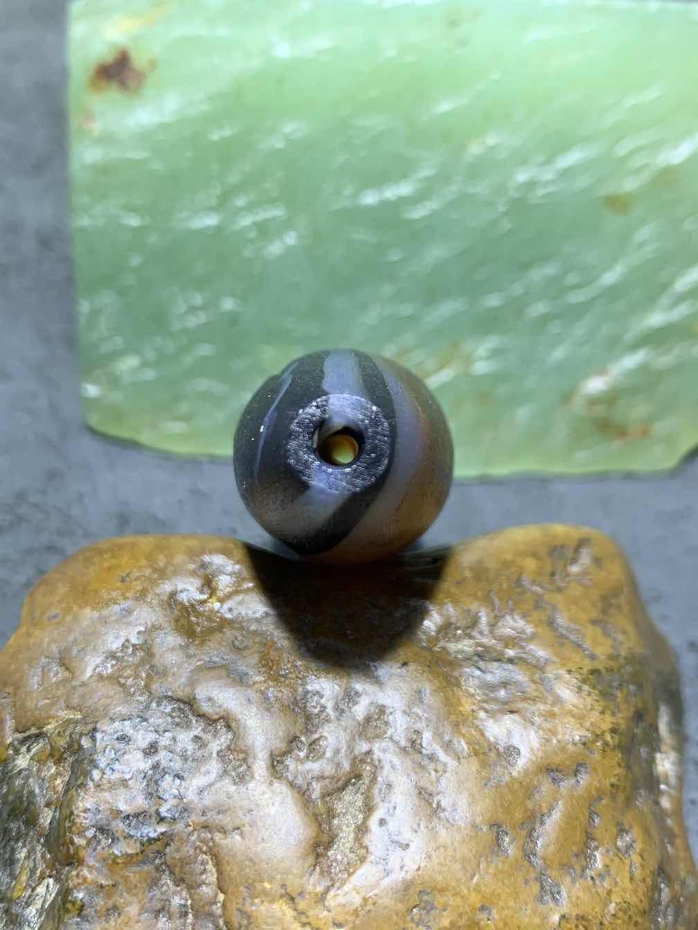精美亚光高玉化巴西玛瑙手工俏色巧雕青灯古佛，意境大桶珠一个，