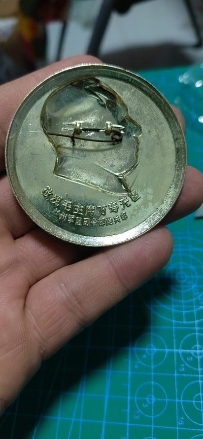 毛主席像章拍场，都是部队章 🔥🔥🔥🔥毛主席像章，57毫米，背面有铭文：兰州军区司令部炮兵部