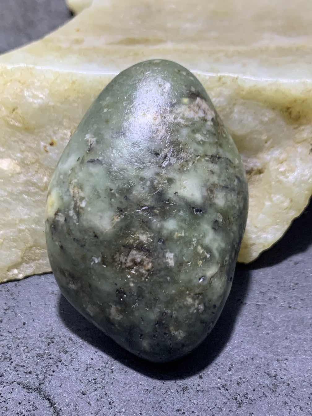 和田玉青白玉独籽一颗，