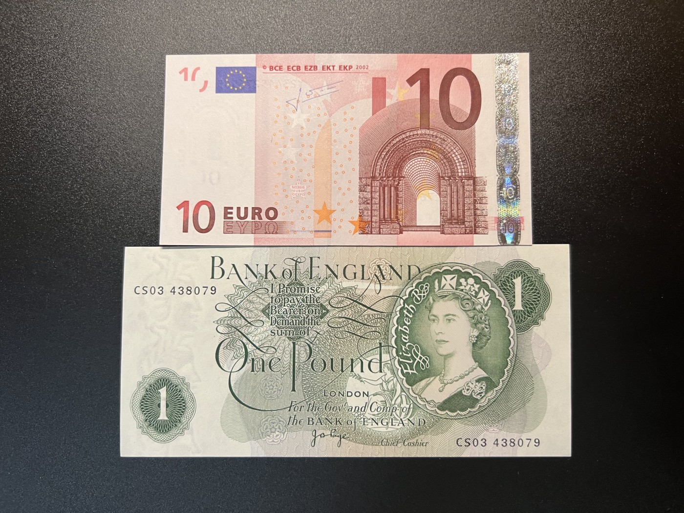 🌗乐淘淘世界纸币拍卖 第32期 🌓 欧盟2002年二签10欧 英国C序列1英镑 品相如图