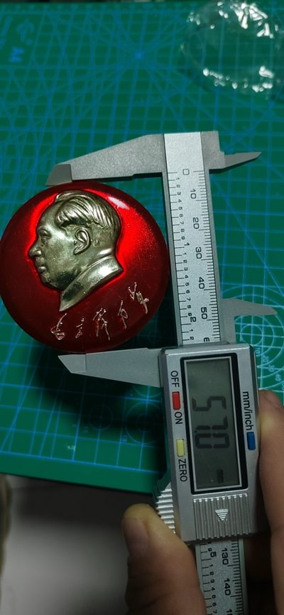 毛主席像章拍场，都是部队章 🔥🔥🔥🔥毛主席像章，57毫米，背面有铭文：兰州军区司令部炮兵部