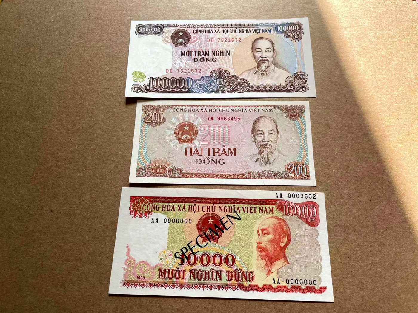 【Blue Auction】✨世界纸币精拍第402期【精】 【一组3张】越南200-10万盾 全新UNC&1万盾样钞 UNC- （轻微点钞痕）