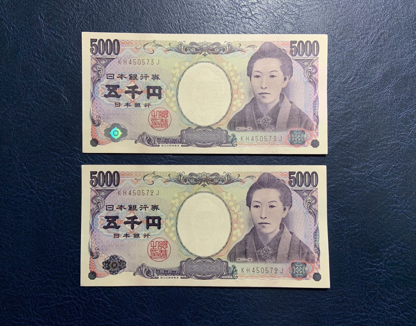 收藏联盟Quantum Auction 第309期拍卖  日本ND (2014)年5000日元两连号 品相UNC-  票面有捆印和边角瑕疵 作家樋口一叶 