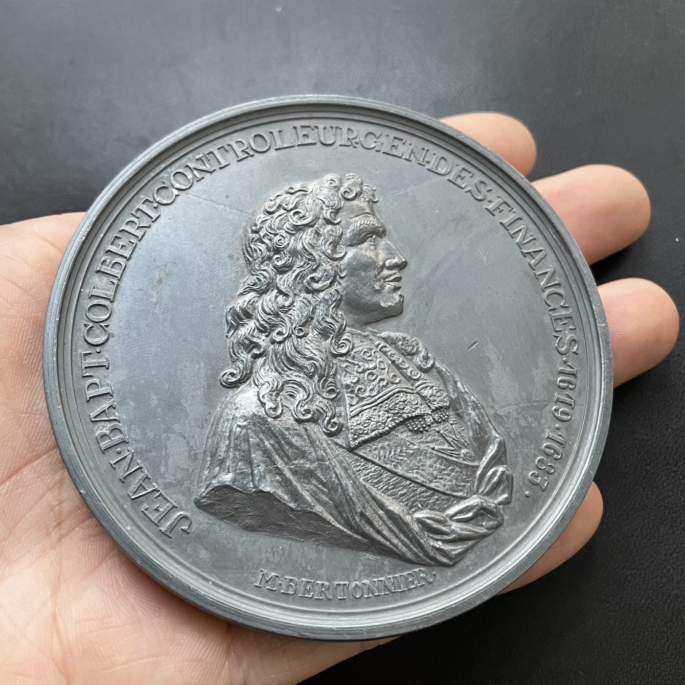 「木头集藏」章牌专场-第34期 Bertoonnier～国务部长Jean-Baptist Colbert纪念章 ，直径：80 mm，170g，材质可能是锌合金。