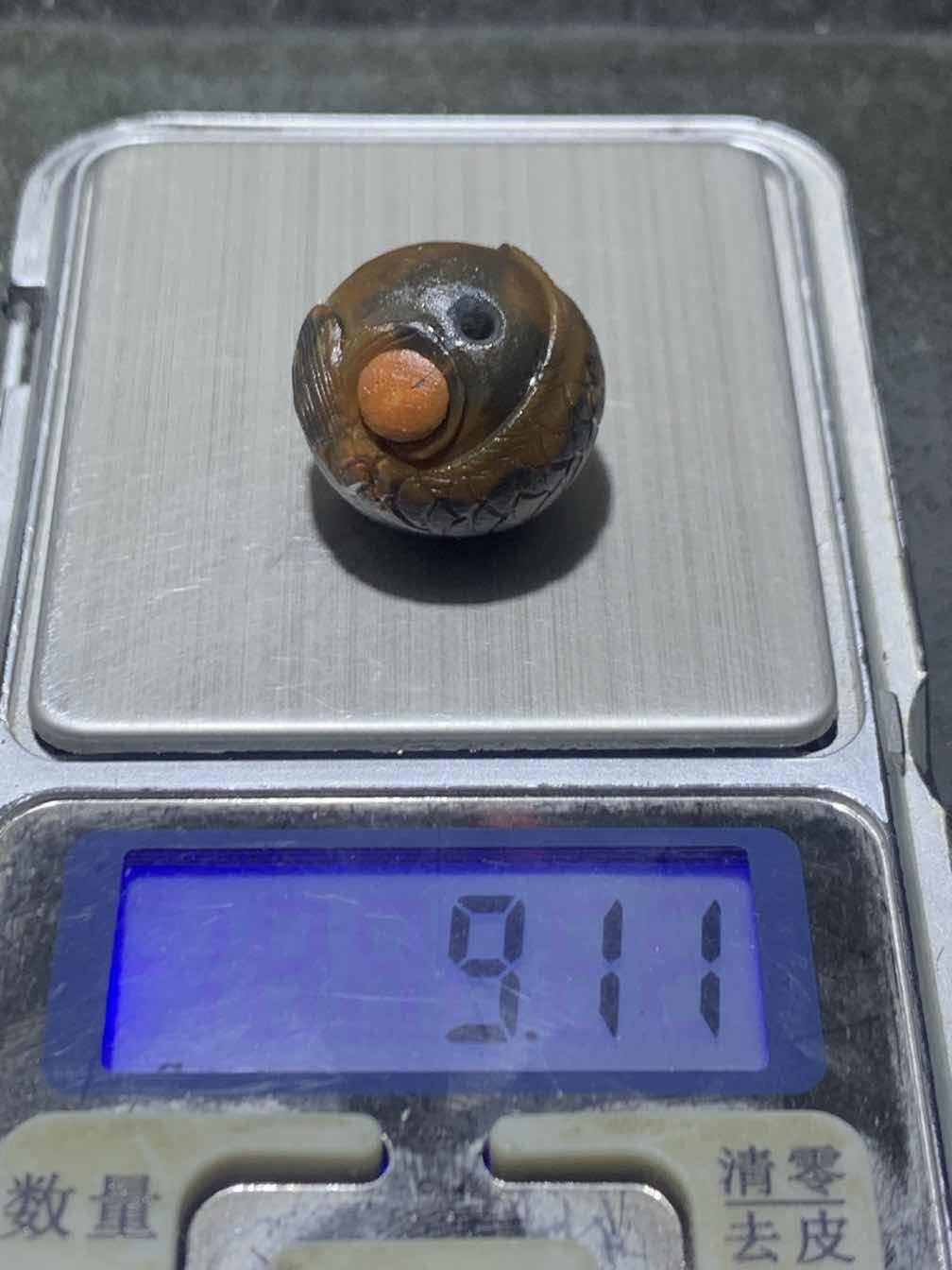 精美亚光高润度战国红玛瑙手工俏色巧雕鲤鱼戏珠，圆珠一个！
