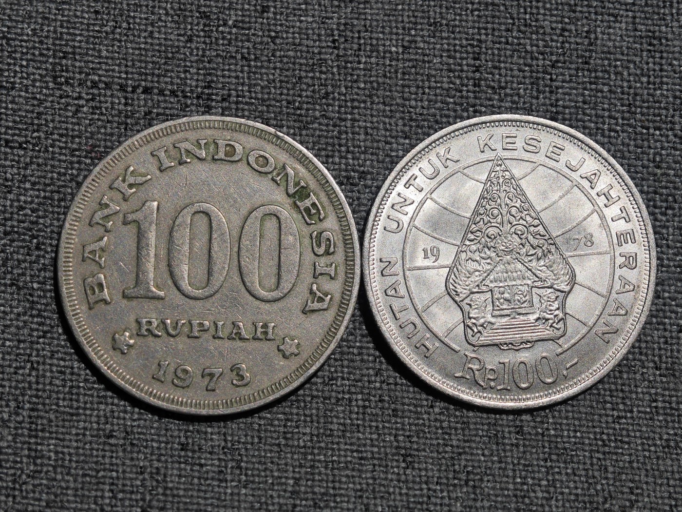 外国硬币收藏店第4期 印度尼西亚70年代美品100卢比两个版本2枚