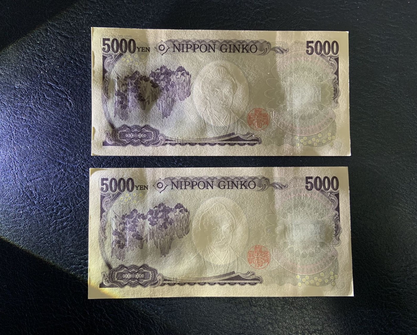 收藏联盟Quantum Auction 第309期拍卖  日本ND (2014)年5000日元两连号 品相UNC-  票面有捆印和边角瑕疵 作家樋口一叶 