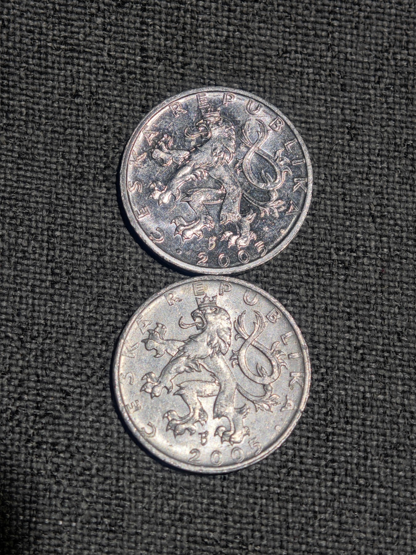 外国硬币收藏店第4期 捷克2005年狮徽50分铝币2枚