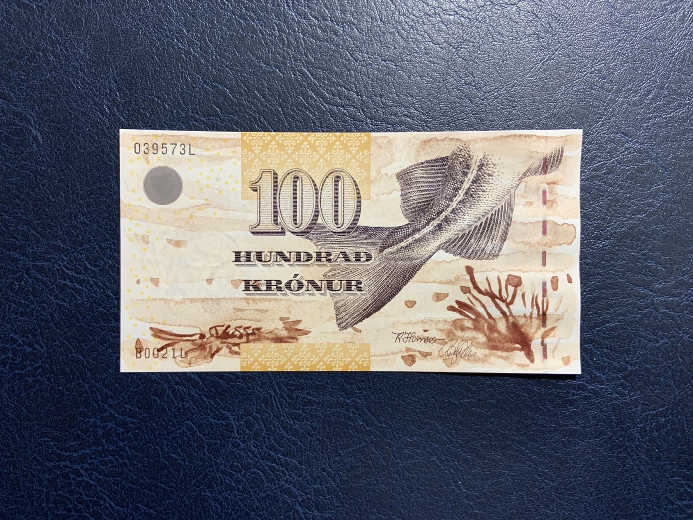 收藏联盟Quantum Auction 第309期拍卖  法罗群岛2003年100克朗 品相全新UNC 细线初版 票面印痕为正常工艺