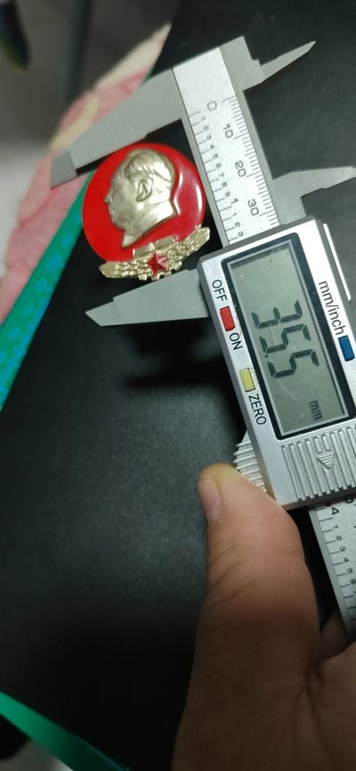 毛主席像章拍场，都是部队章 🔥🔥🔥🔥毛主席像章，35.5毫米，背面有铭文：旅大市军事管制委员会