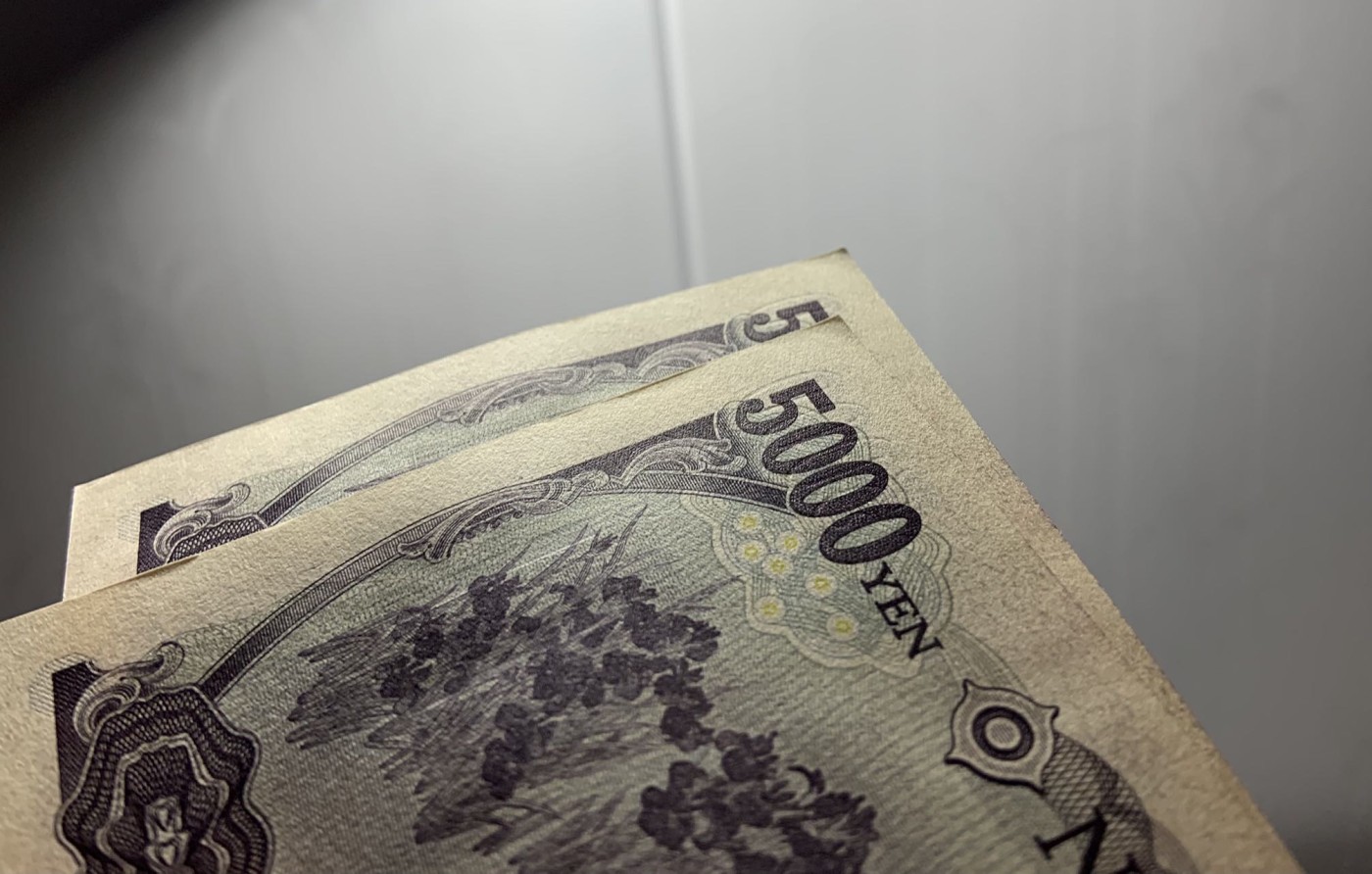 收藏联盟Quantum Auction 第309期拍卖  日本ND (2014)年5000日元两连号 品相UNC-  票面有捆印和边角瑕疵 作家樋口一叶 