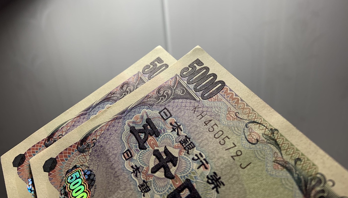 收藏联盟Quantum Auction 第309期拍卖  日本ND (2014)年5000日元两连号 品相UNC-  票面有捆印和边角瑕疵 作家樋口一叶 