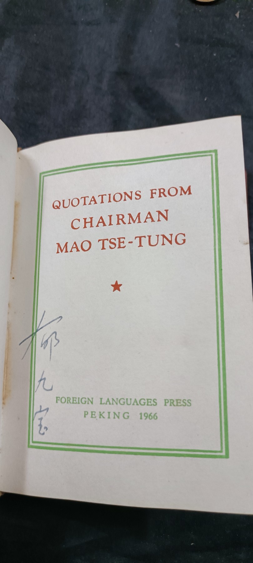 徽章文献拍卖，满百包邮，可以寄存！ 毛主席语录红宝书书，外文版，好品