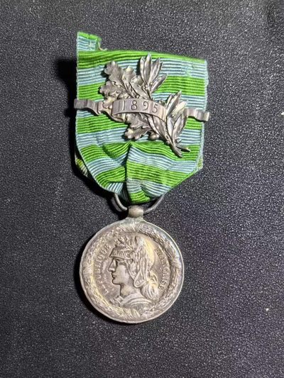 盛世勋华——号角文化勋章邮票专场拍卖第154期 - 法国1883-1886年第一次远征马达加斯加奖章 带1895第二次马达加斯加勋条 950银带银标 授予连续参加了两次马达加斯加远征的法军 极为少见