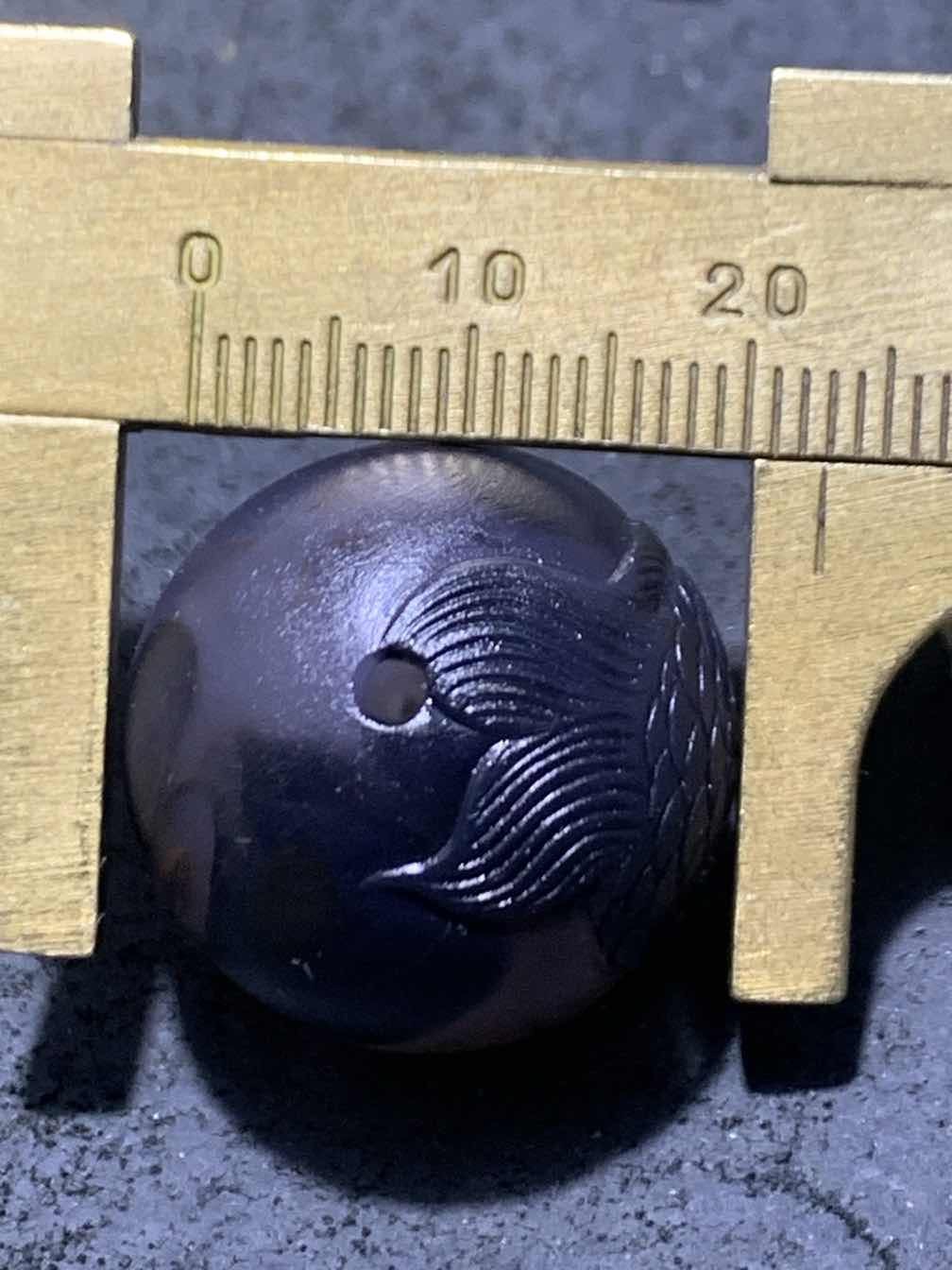 精美亚光高玉化巴西玛瑙手工俏色巧雕胖鲤鱼大圆珠一个
