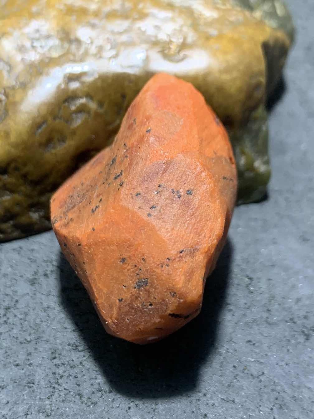 精美柿子红南红玛瑙原石一颗