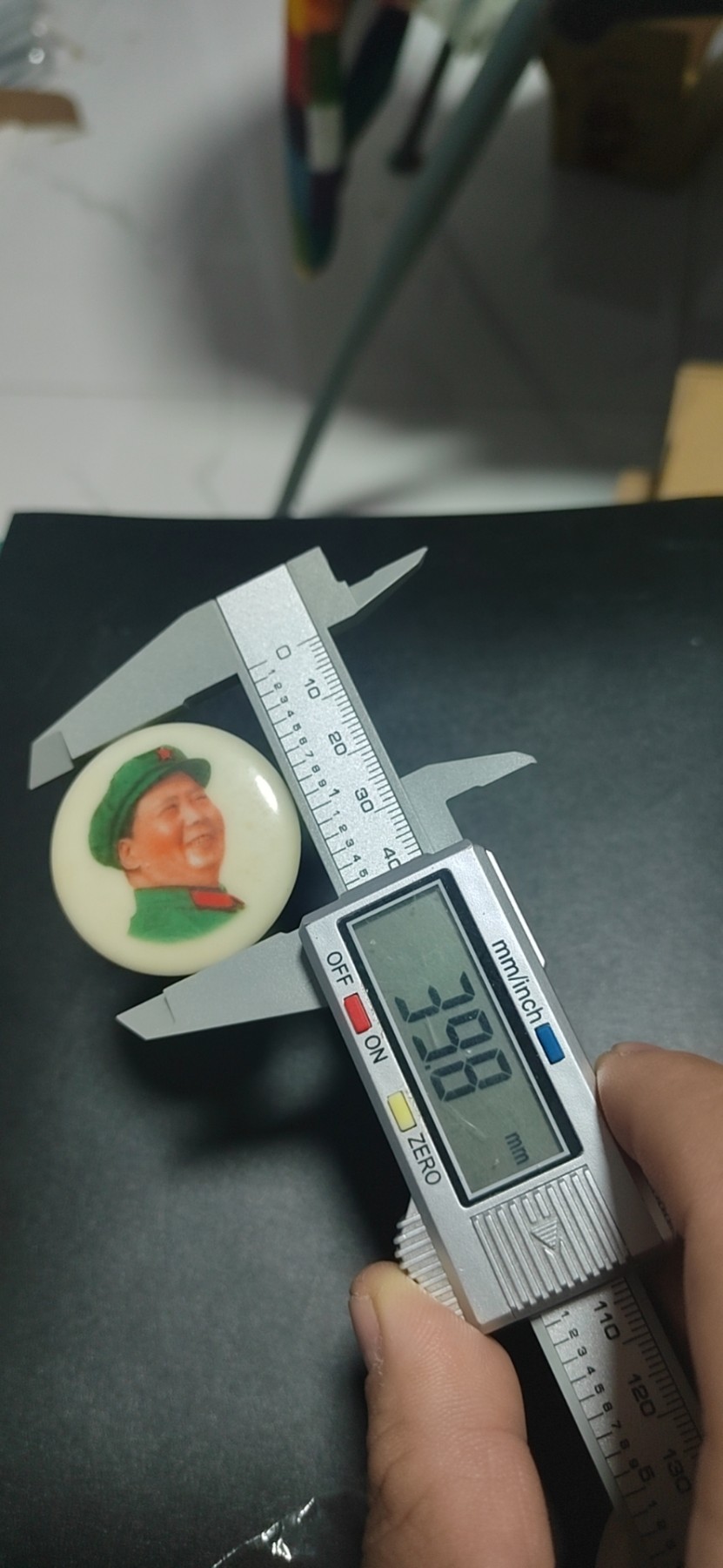 毛主席像章专场 🔥🔥朝右看塑料章🔥🔥毛主席像章，39.8毫米