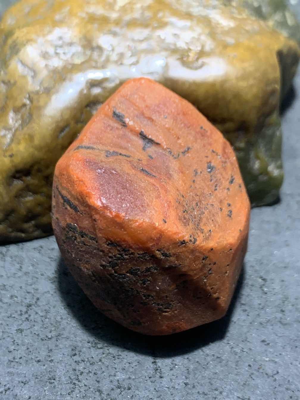 精美柿子红南红玛瑙原石一颗