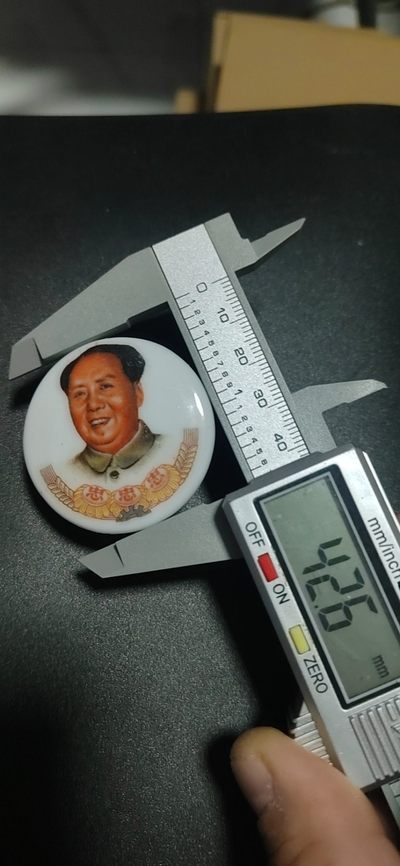 毛主席像章拍场 🔥🔥景德镇陶瓷章🔥🔥毛主席像章，42.6毫米