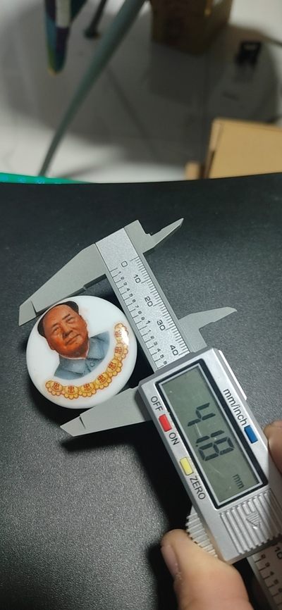 毛主席像章拍场 🔥🔥景德镇陶瓷章🔥🔥毛主席像章，41.8毫米
