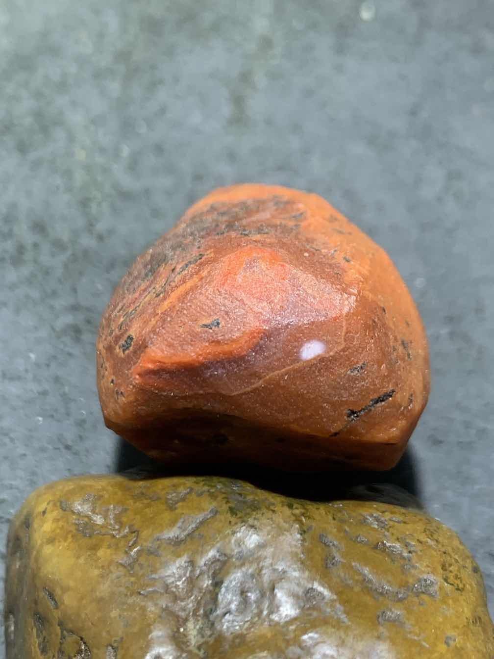 精美柿子红南红玛瑙原石一颗