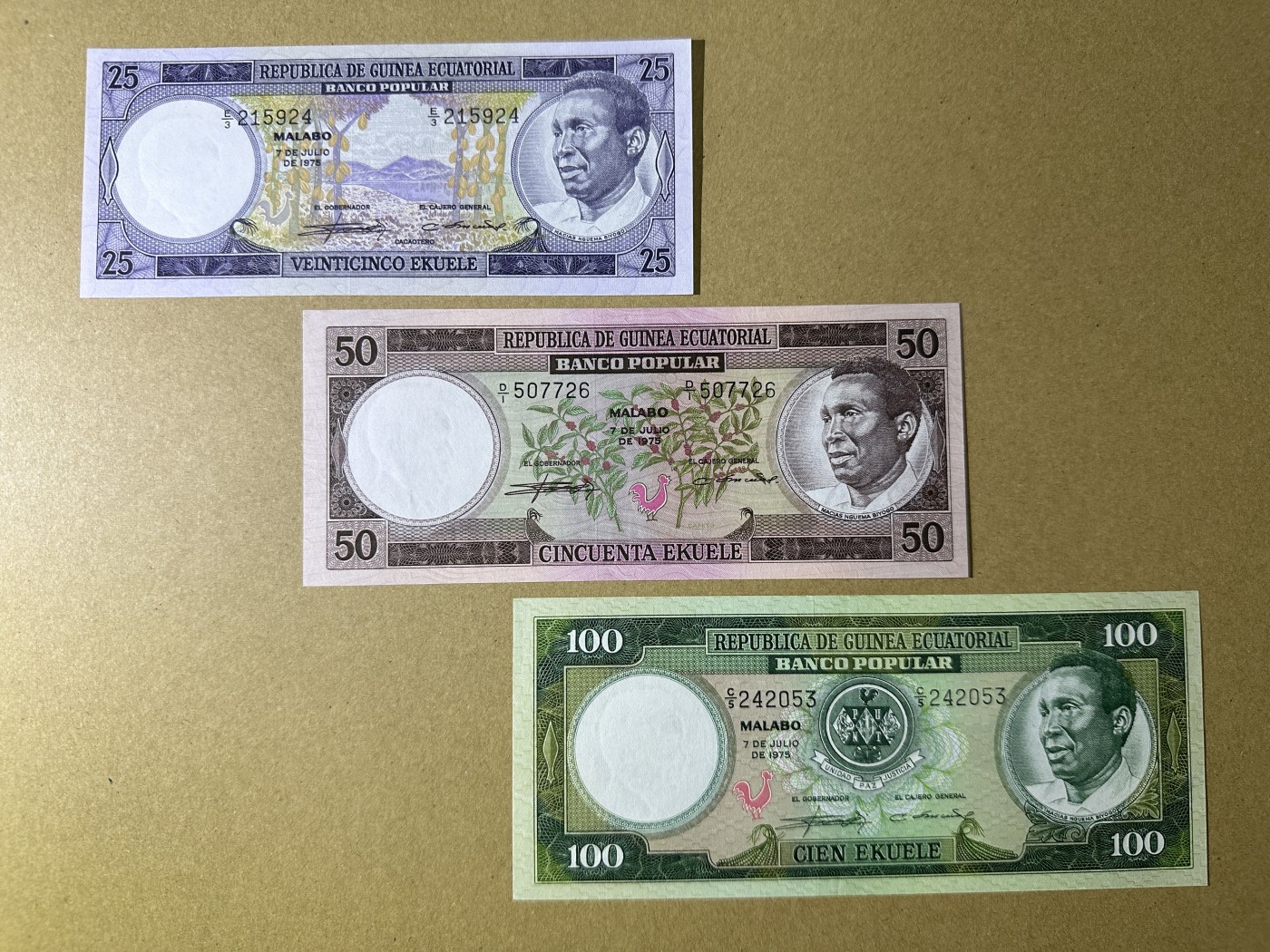 《张总收藏》129期-精品小场 赤道几内亚25、50、100元3张 UNC 1975年版