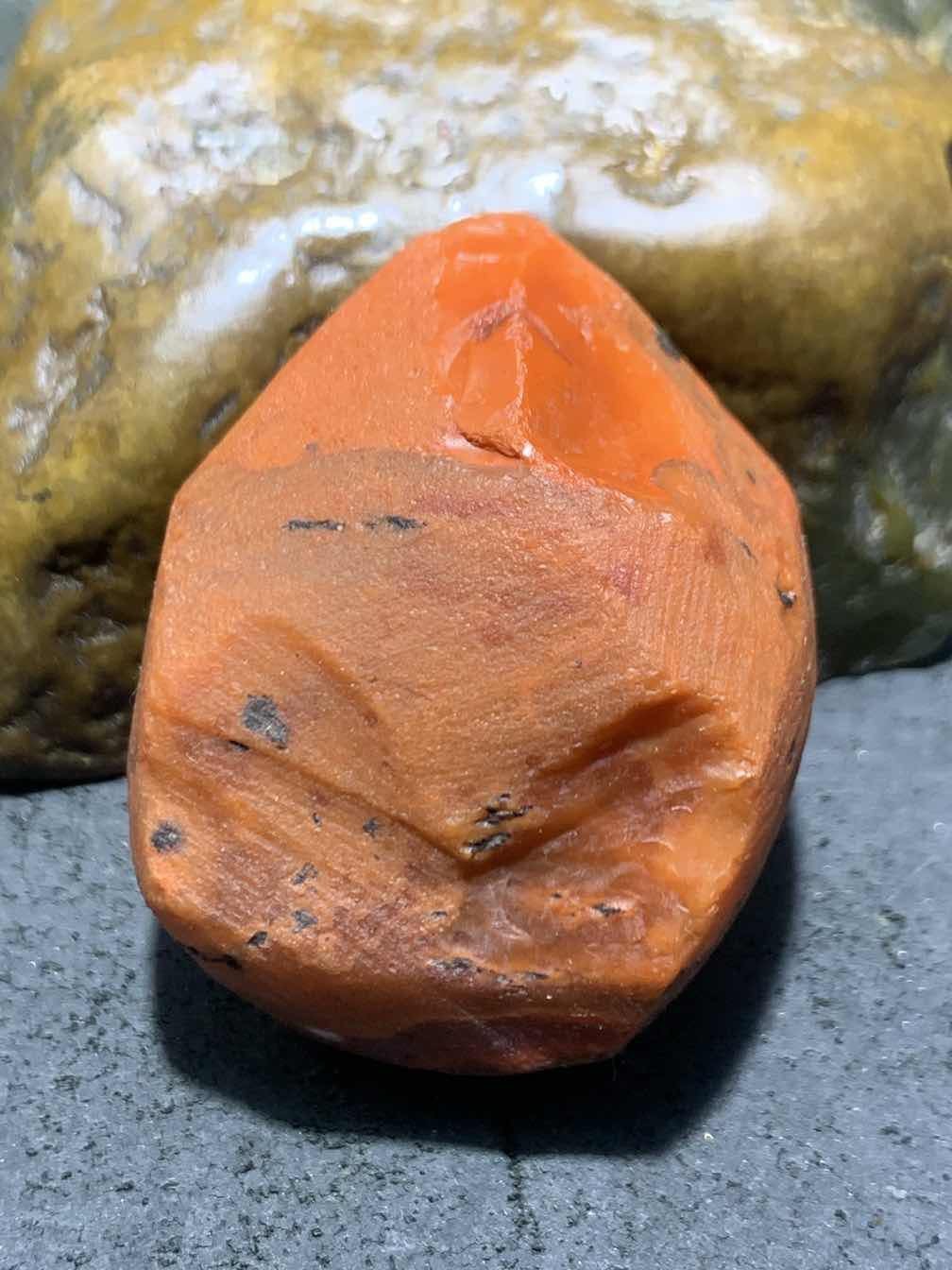 精美柿子红南红玛瑙原石一颗