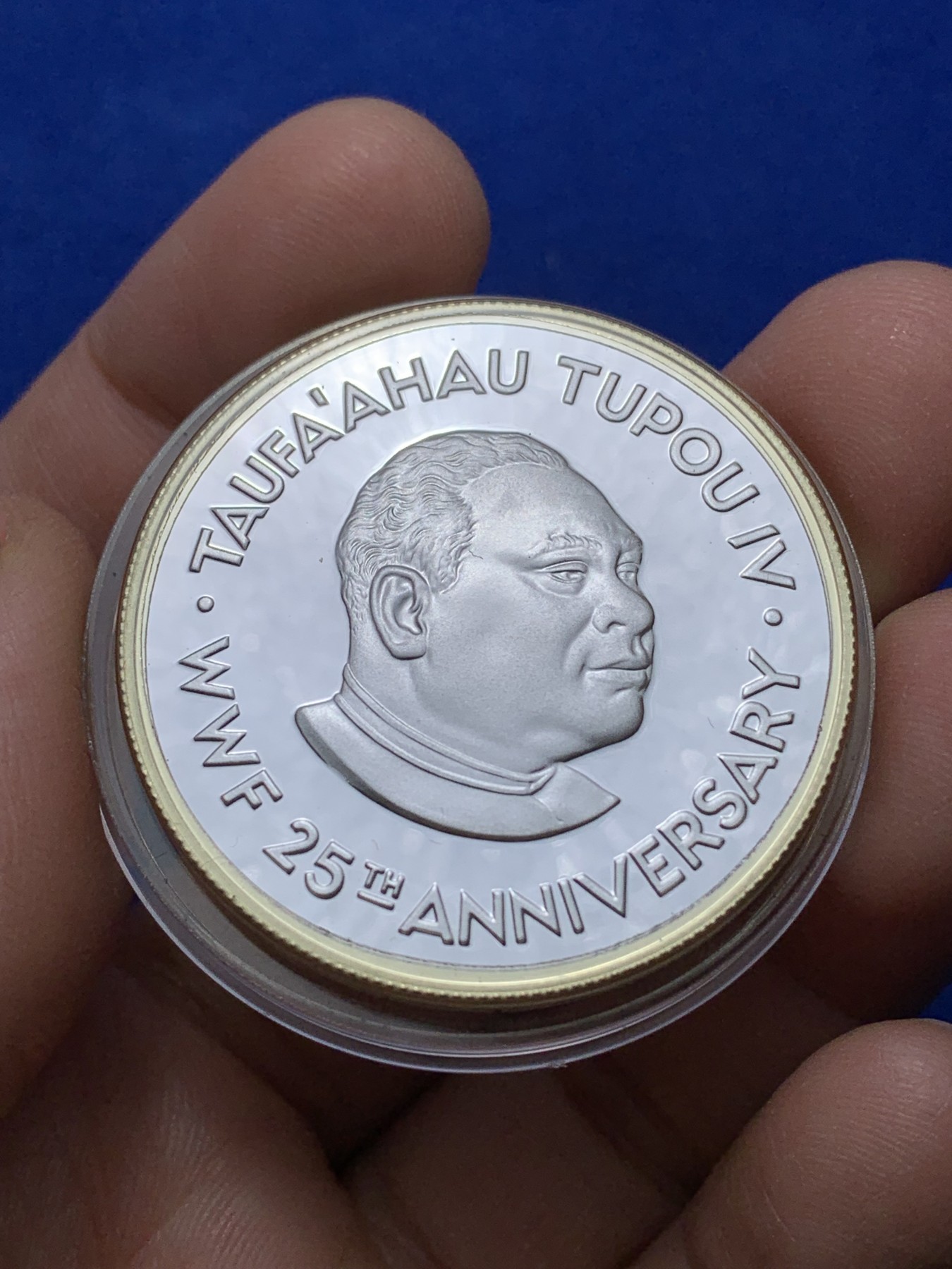 《竞宝斋》第222场-周日，周一 2场 (全场包邮) 汤加1986年世界野生动物基金会系列座头鲸2潘加精制银币。直径39mm，重28.28g，925银，发行量25000枚。PROOF镜面状态精制币，带证书，状态极佳。