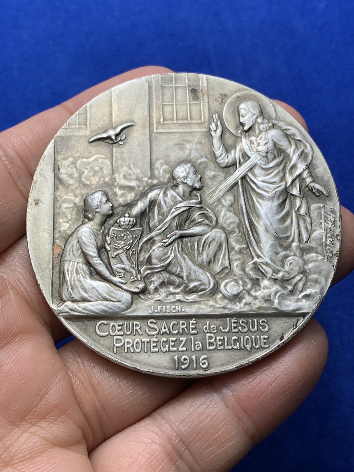 《竞宝斋》第222场-周日，周一 2场 (全场包邮) 比利时1916基督的圣心镀银大铜章，重量85g，直径59.6mm，浮雕故事线清晰