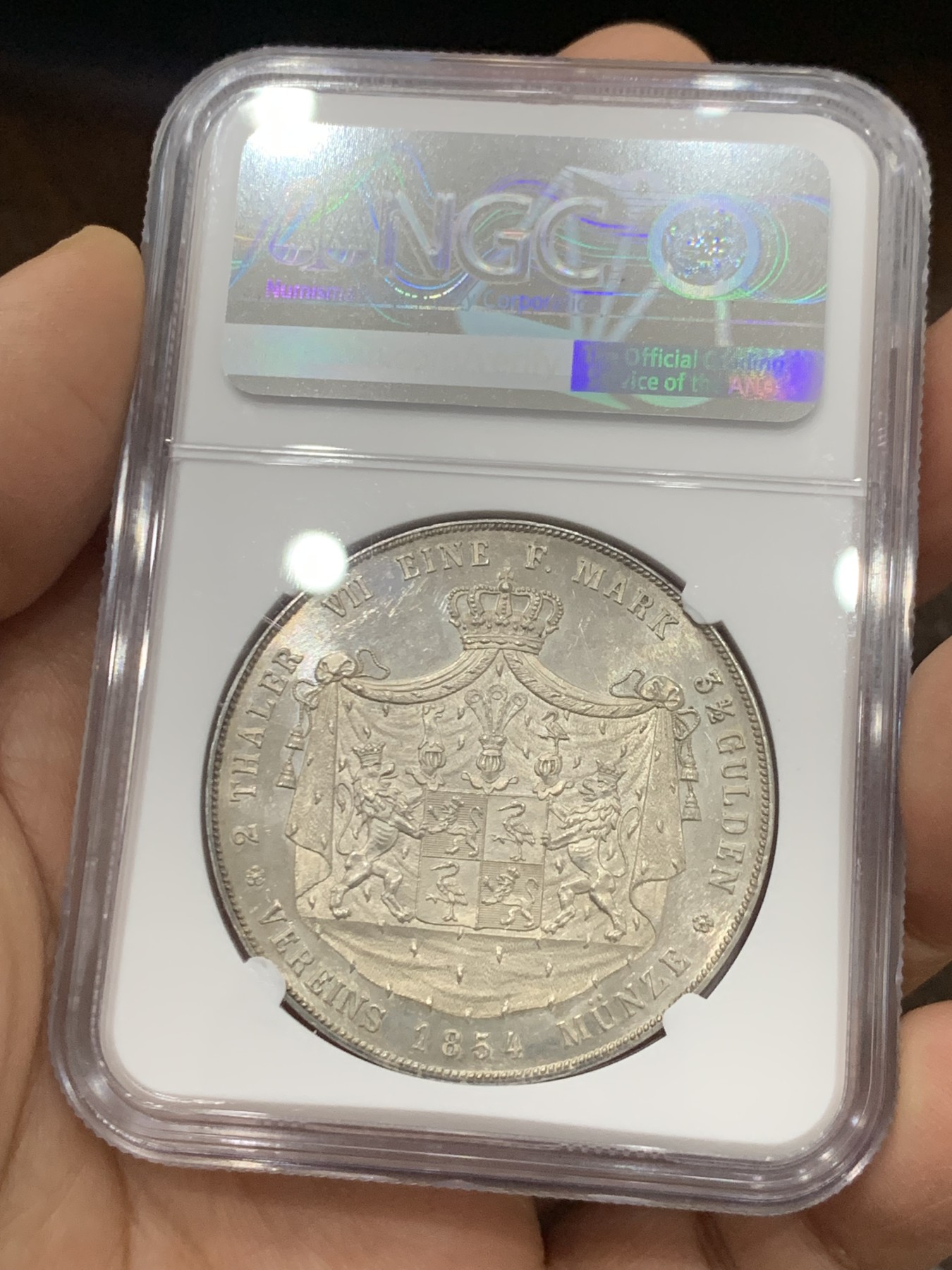 《竞宝斋》第222场-周日，周一 2场 (全场包邮) 唯一冠军分 NGC MS61 德国 1854 罗伊斯-施莱茨 2泰勒37克的大银币 2700枚的发行量对流通币来说遇上便是难得