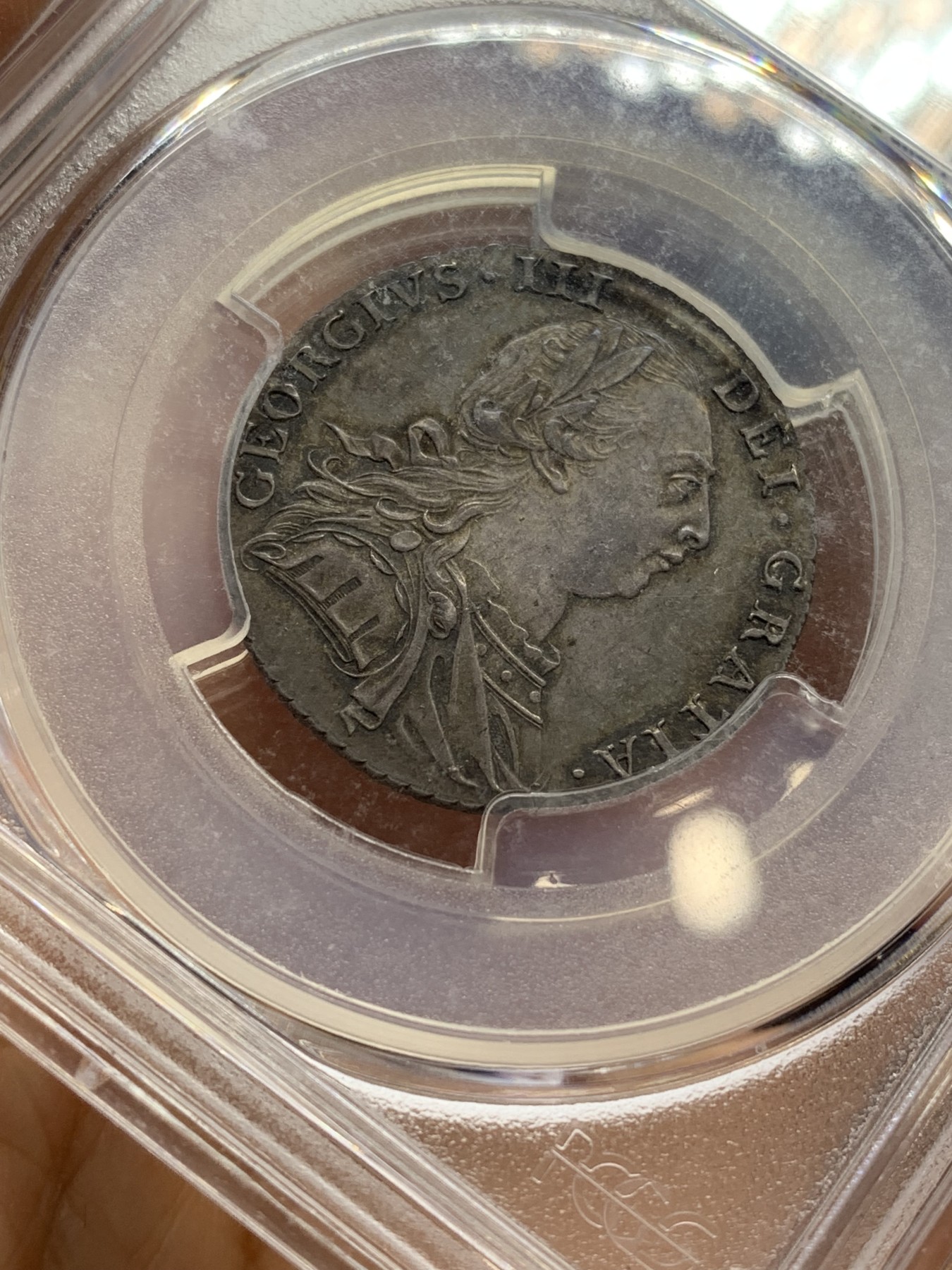 《竞宝斋》第222场-周日，周一 2场 (全场包邮) PCGS-MS62 英国 1787 乔三 1先令 银币  较少见的无心版 深包浆漂亮带彩