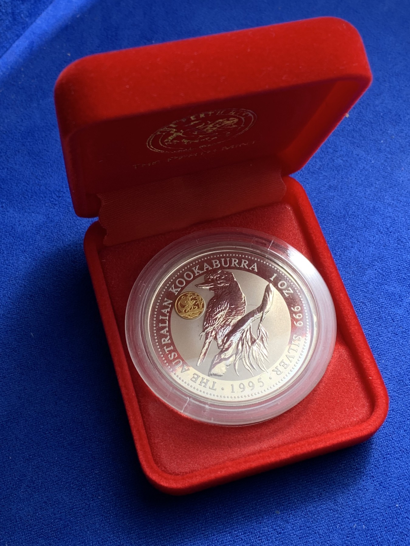 《竞宝斋》第222场-周日，周一 2场 (全场包邮) 澳大利亚 1995年 笑翠鸟 熊猫镶嵌银币 含纯银1盎司999银，金猫重0.5克黄金，发行1.5万枚，为北京国际钱币邮票展而发行 原盒