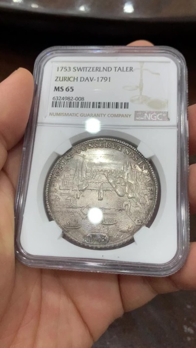 《竞宝斋》第222场-周日，周一 2场 (全场包邮) 唯一冠军分 NGC MS65 瑞士 1753 苏黎世 景观泰勒 大银币 近乎完美的状态 一旦所有别无所求