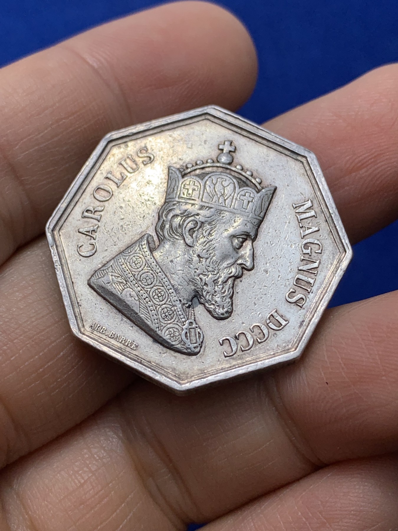 《竞宝斋》第222场-周日，周一 2场 (全场包邮) 法国1860-1879八角银质代币，查理大帝800年，塞纳省机构负责，边铭蜜蜂AR，重量14.9g，直径31mm