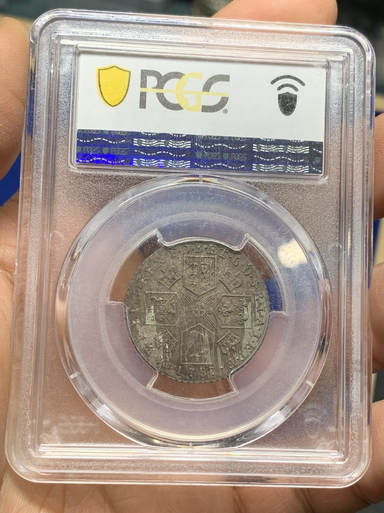 《竞宝斋》第222场-周日，周一 2场 (全场包邮) PCGS-MS62 英国 1787 乔三 1先令 银币  较少见的无心版 深包浆漂亮带彩